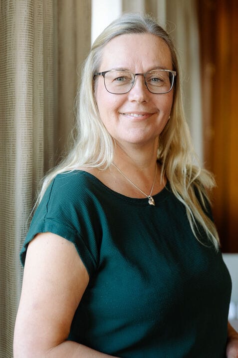 Foto på Ulrika Oscarsson med mörkgrön sweatshirt och långt böljande hår
